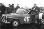 MG Nr startowy 46 i ,,FELA" Władysław Paszkowski z flagą